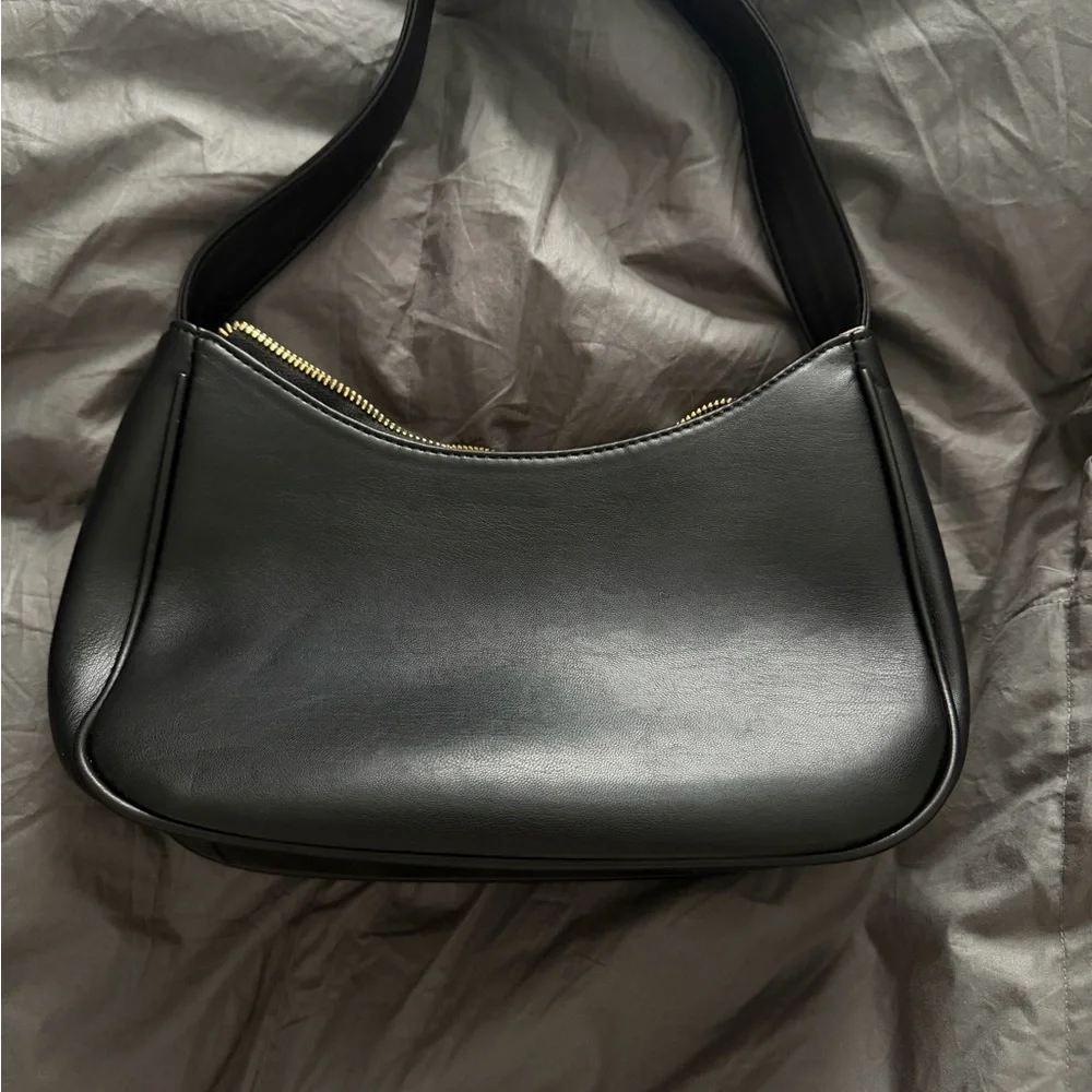 Elegant Black Leather Shoulder Bag
